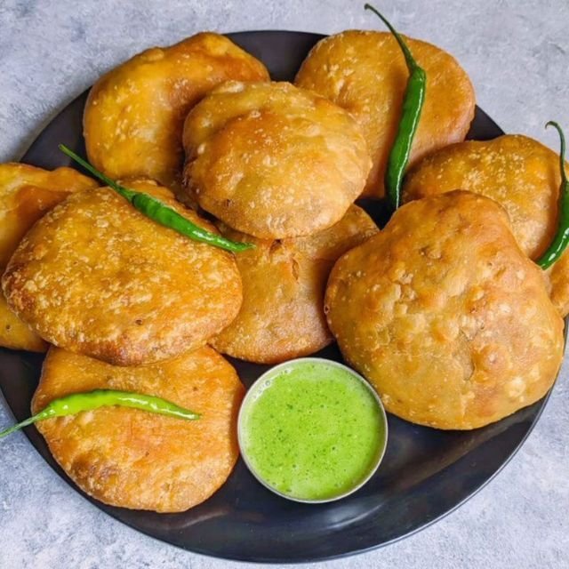 Piyaaz Kachori by castle and king